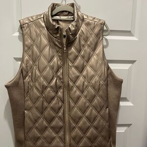 🤩😎Chico's GOLD Metallic Quilted Vest😎🤩